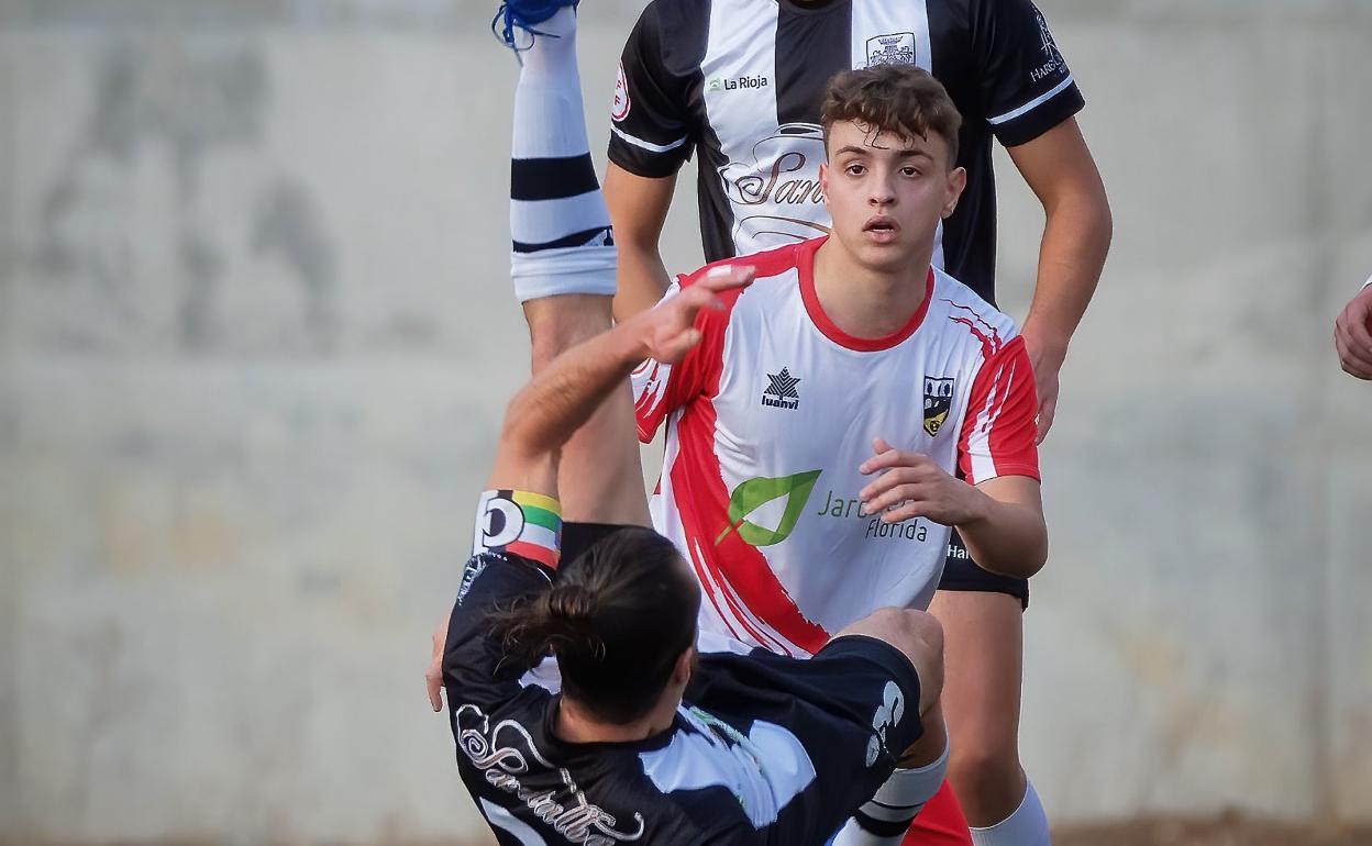 Despeje del capitán del Haro, Josu Hidalgo. 