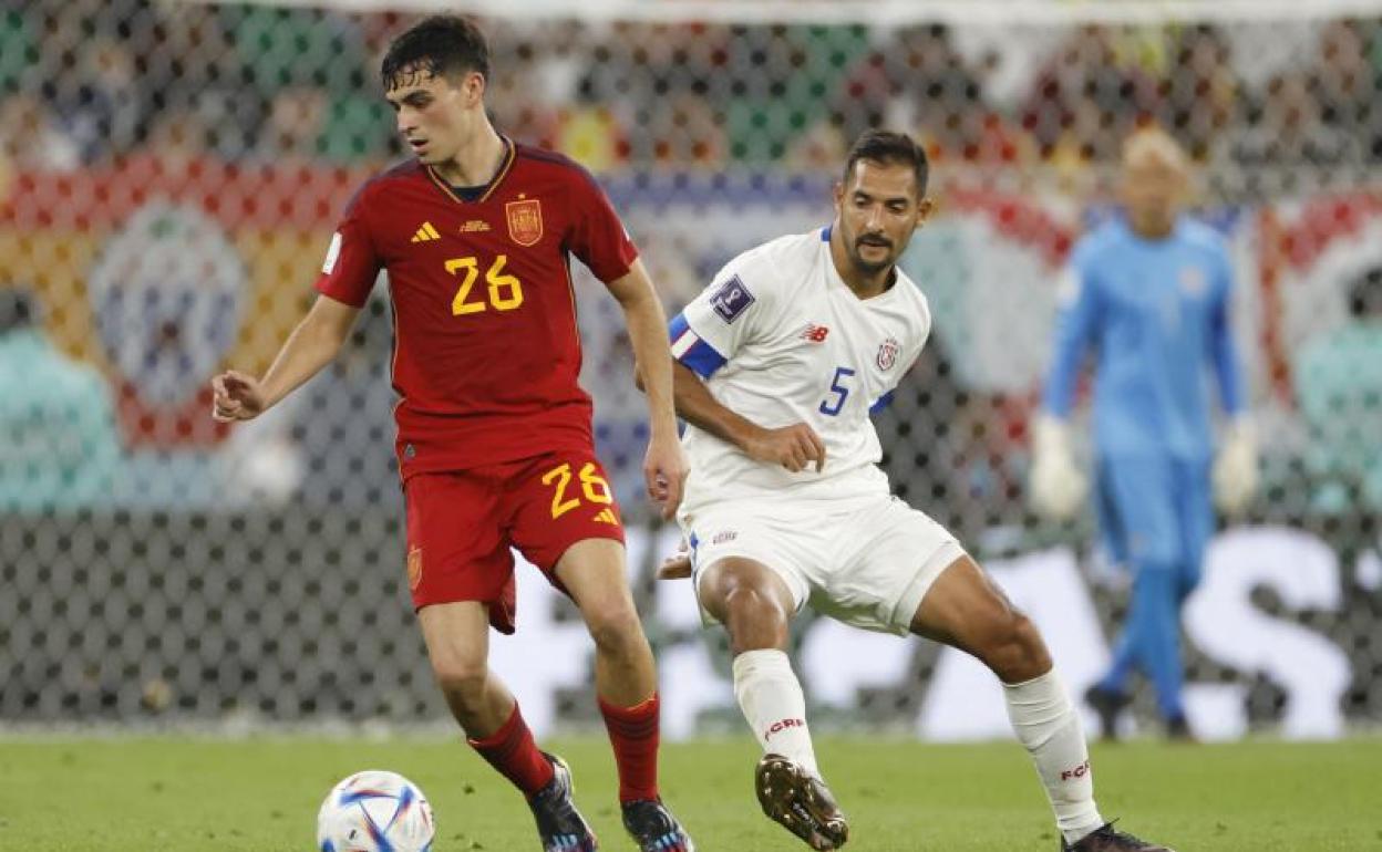 Pedri controla el balón durante el España-Costa Rica.