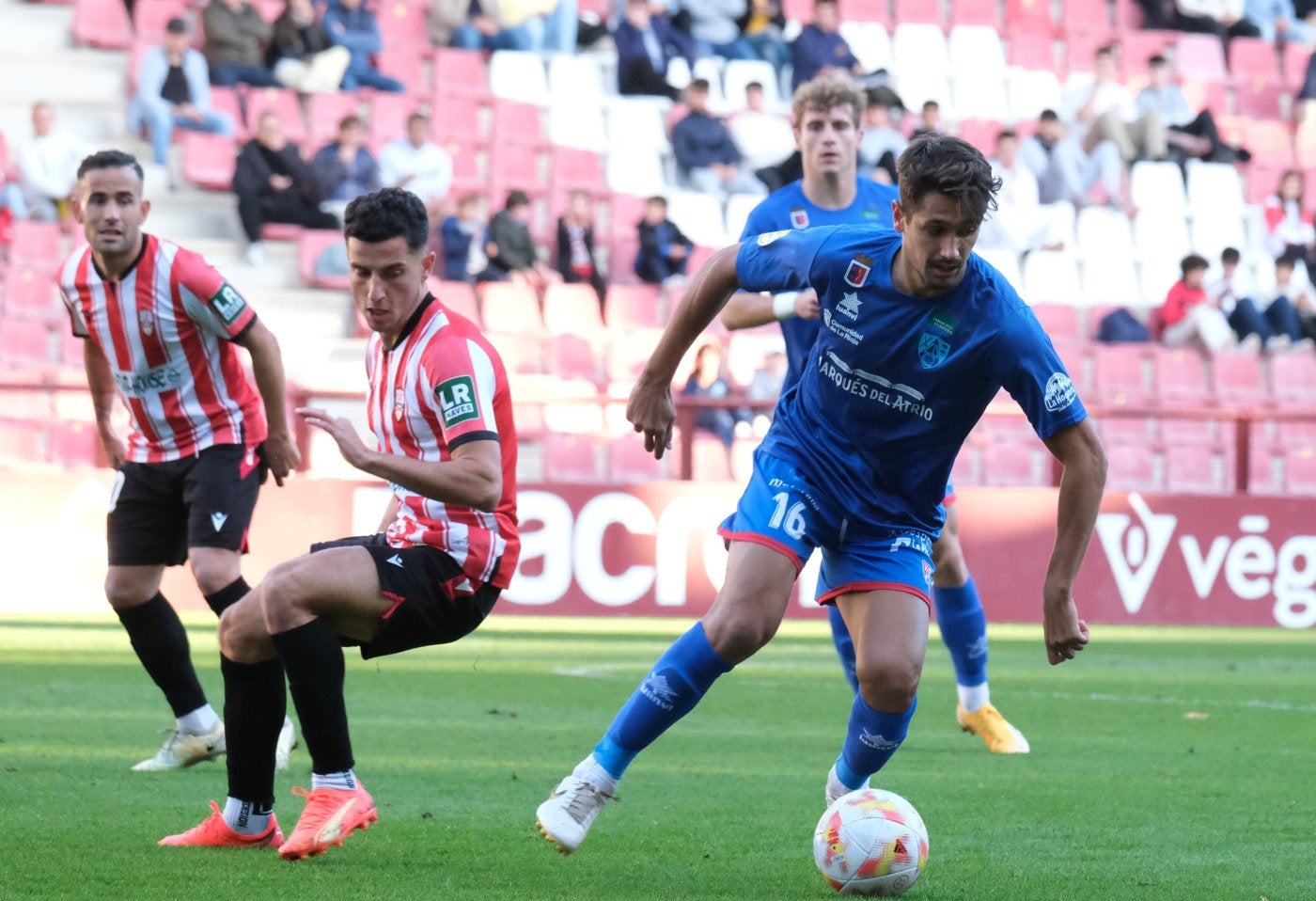 Pablo Santana, con el balón, en Las Gaunas en el partido contra la UDL. 