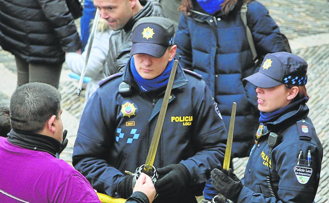 Una imagen de archivo de la Policía Local en las Ferias, cuya presencia se reduciría a dos agentes por servicio de no alcanzarse un acuerdo. 