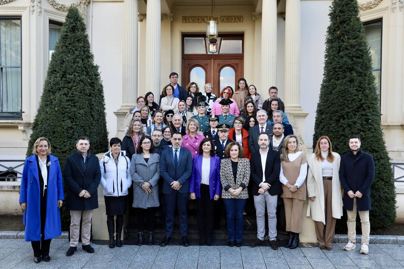 Foto de familia tras la lectura institucional del Día contra la violencia hacia las mujeres. 