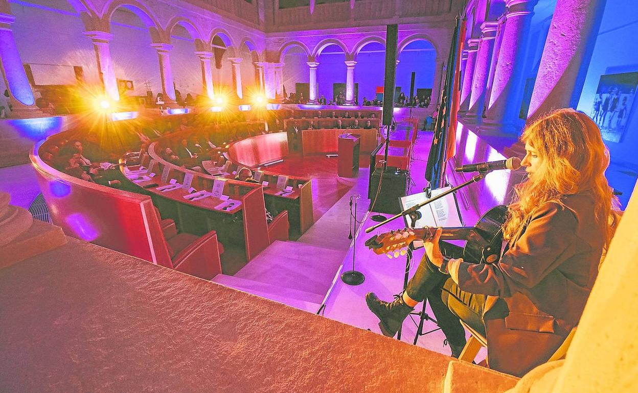 Elena Aranoa actuando en el Parlamento, que acogióel acto institucional conmotivo del 25-N. 