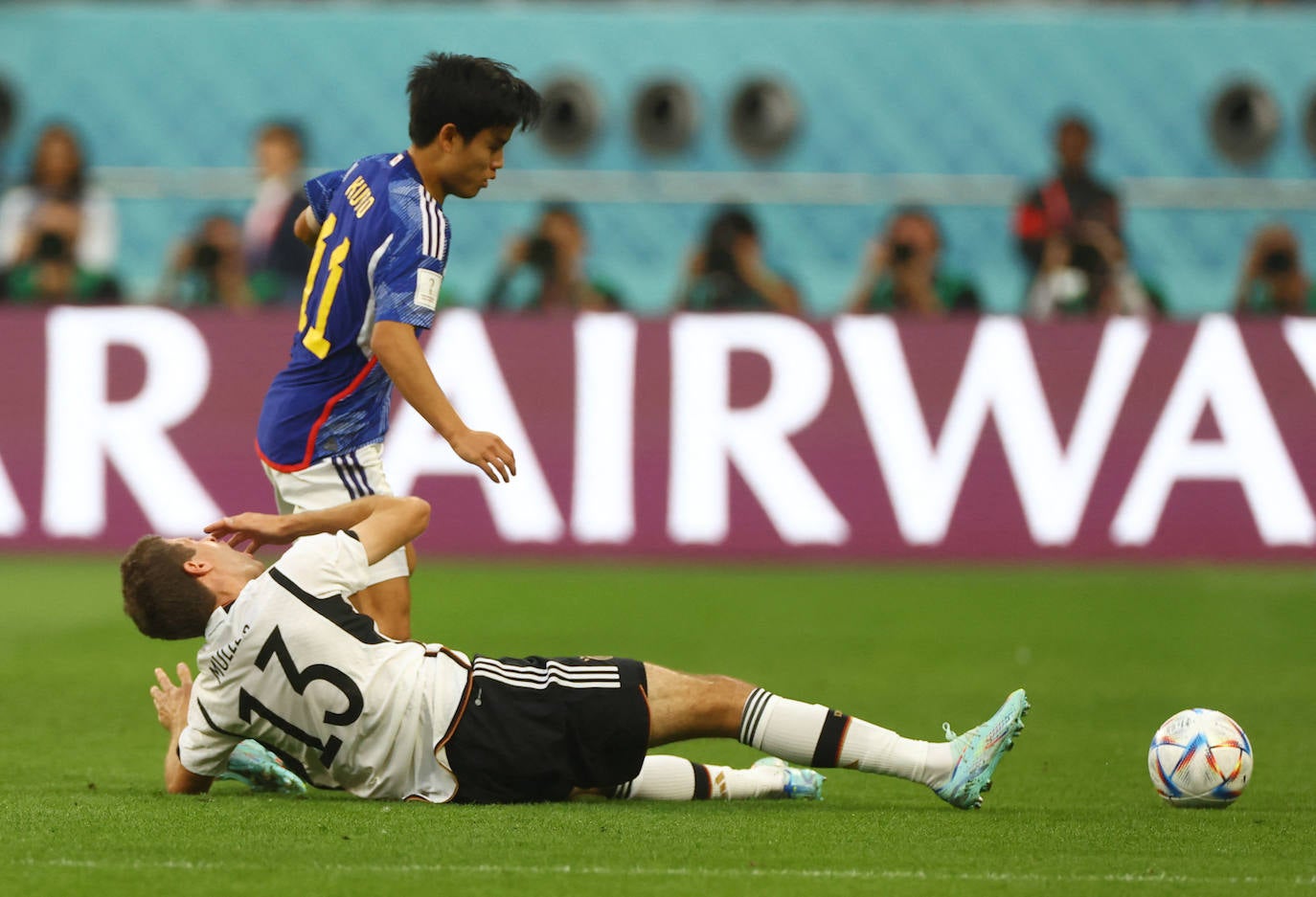 Muller, en el suelo, se queja de un golpe en el partido contra Japón.