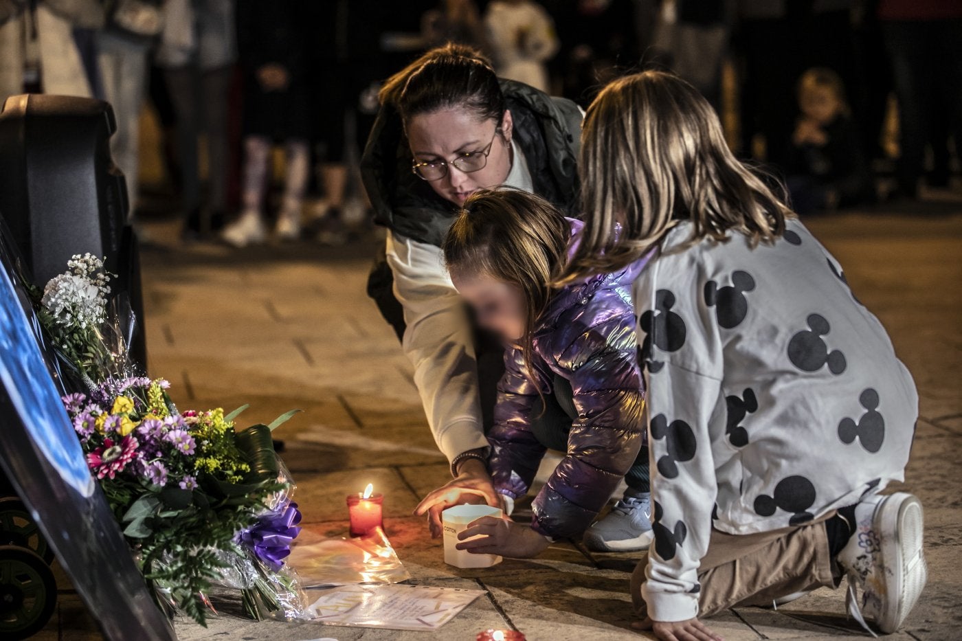 Imagen de la concentración en recuerdo del pequeño Álex celebrada en el barrio de Entre Ríos en Lardero el pasado 28 de octubre. 