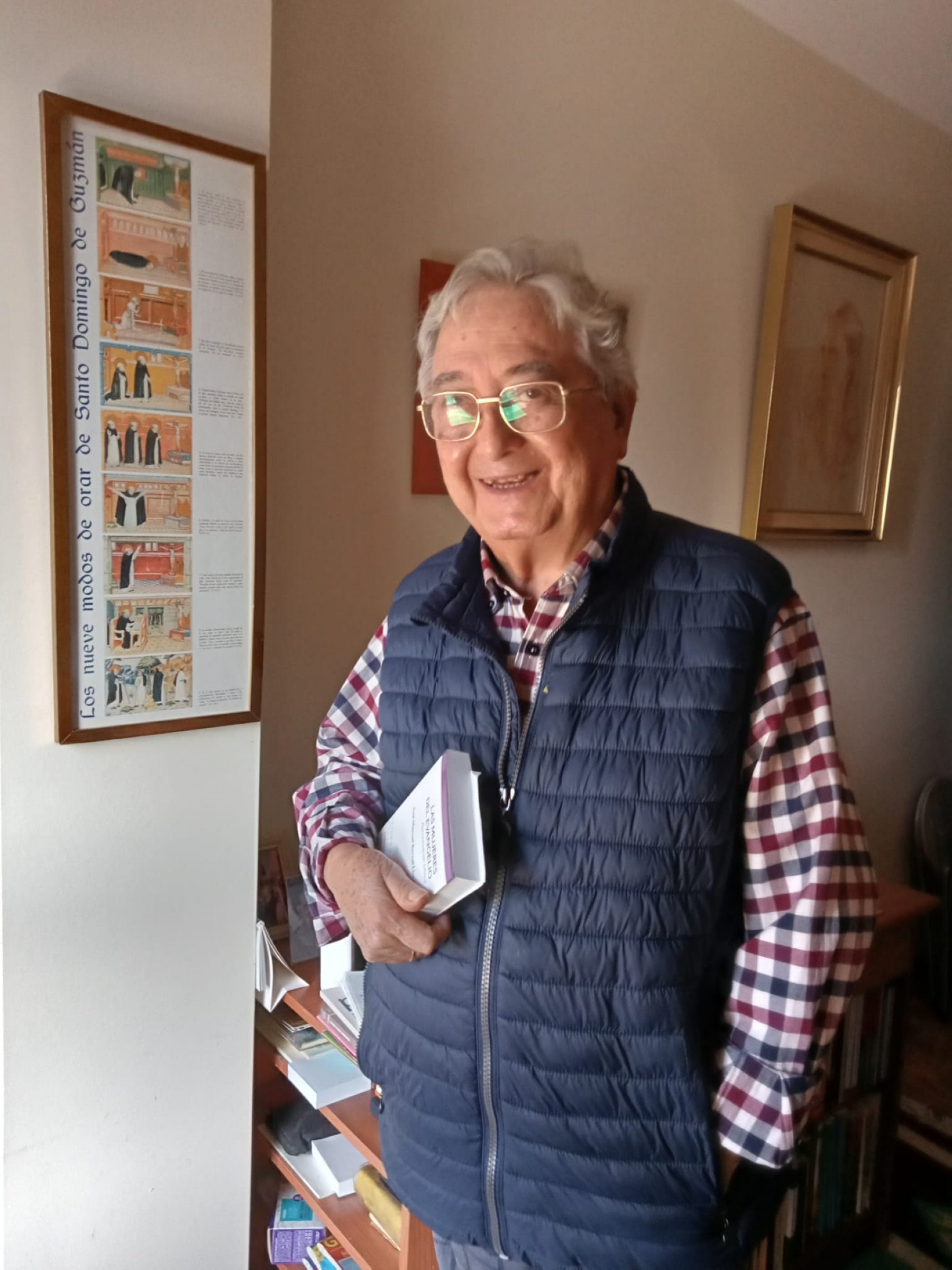 José Manuel Bernal con su último libro, 'Las mujeres del evangelio'.