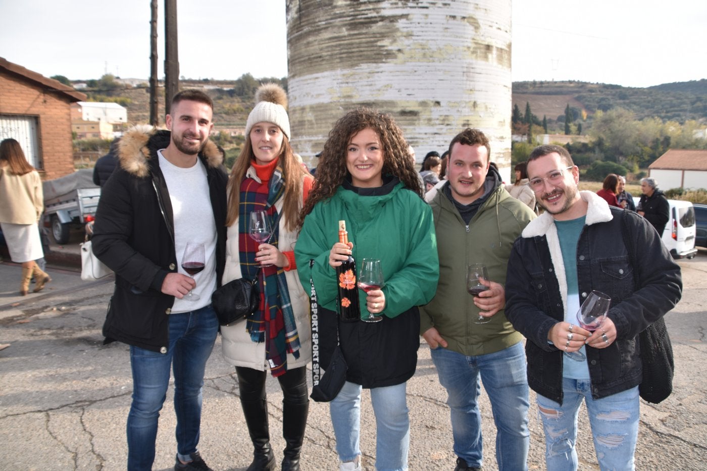 Una cuadrilla con una botella del 'Joven de Noviembre 2022', este domingo en la bodega San Miguel de Ausejo. 