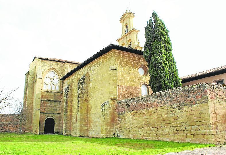 Imagen secundaria 1 - María Rosario Sánchez, en su bar, y monumental entrada al convento.