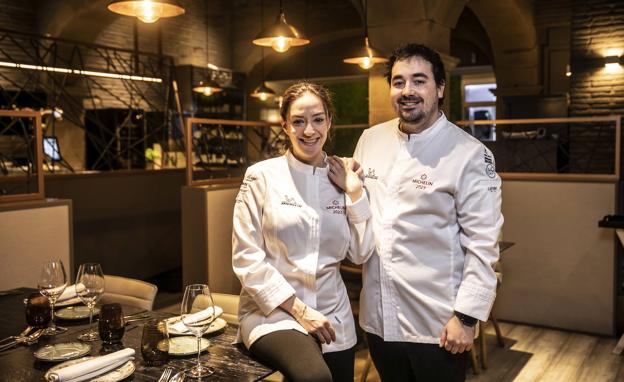 Mariana Sánchez y Gonzalo Baquedano en la sala del Ajonegro. 