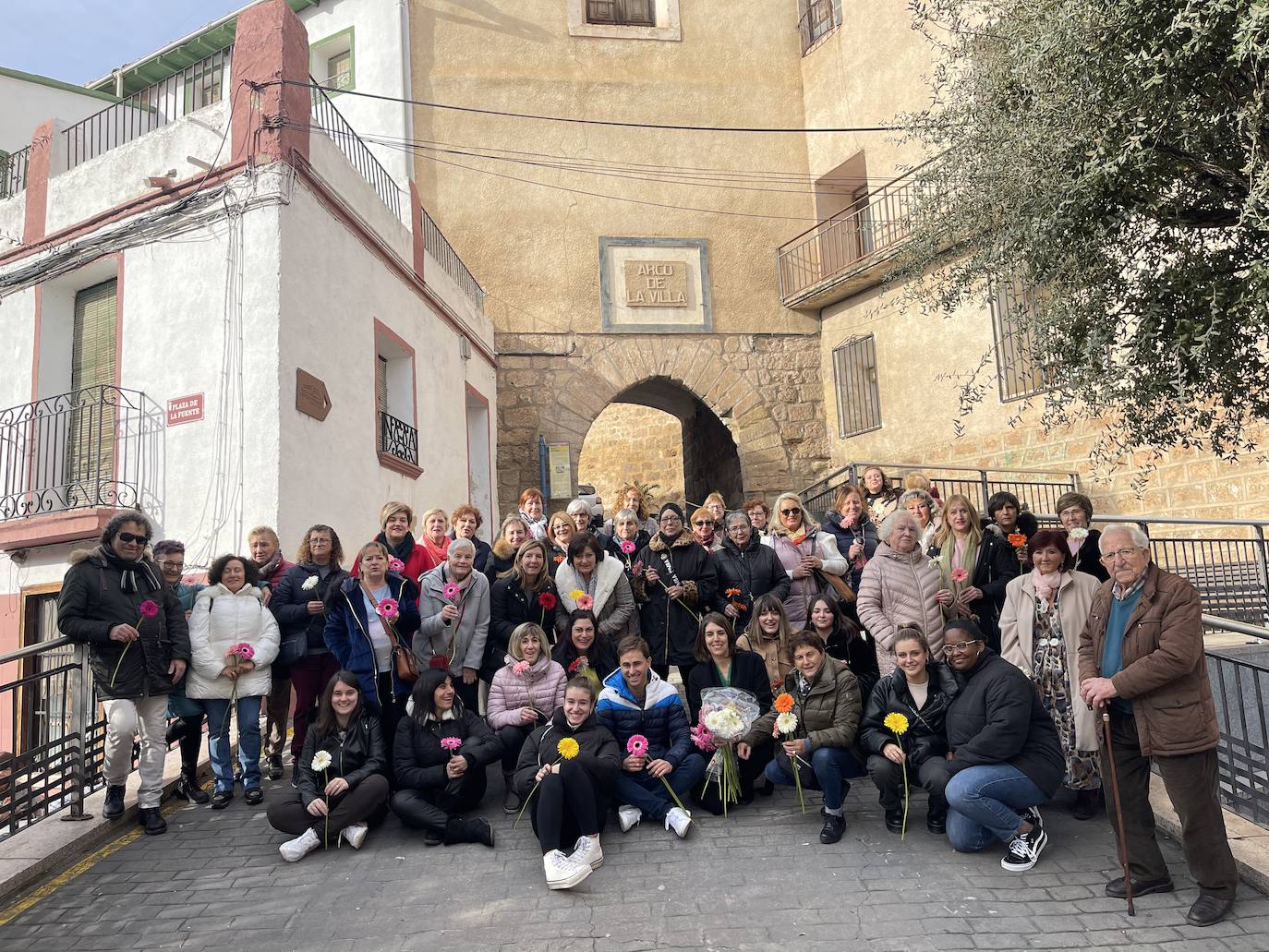 Vecinos de Nalda e Islallana, tras el reparto de gerberas. 