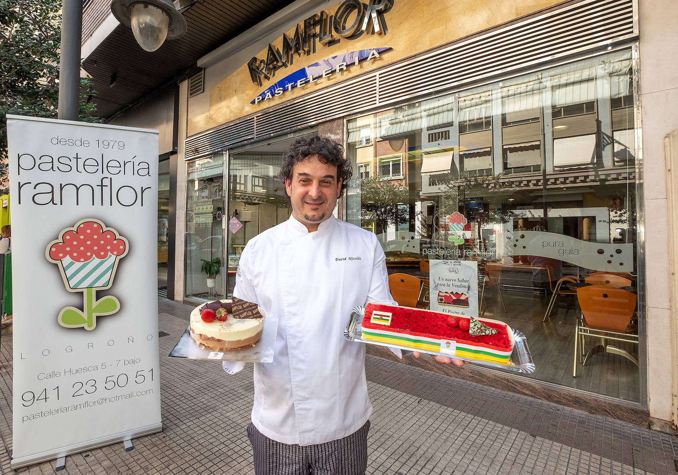 David Nicolás posa en la puerta de la pastelería Ramflor de Logroño. 