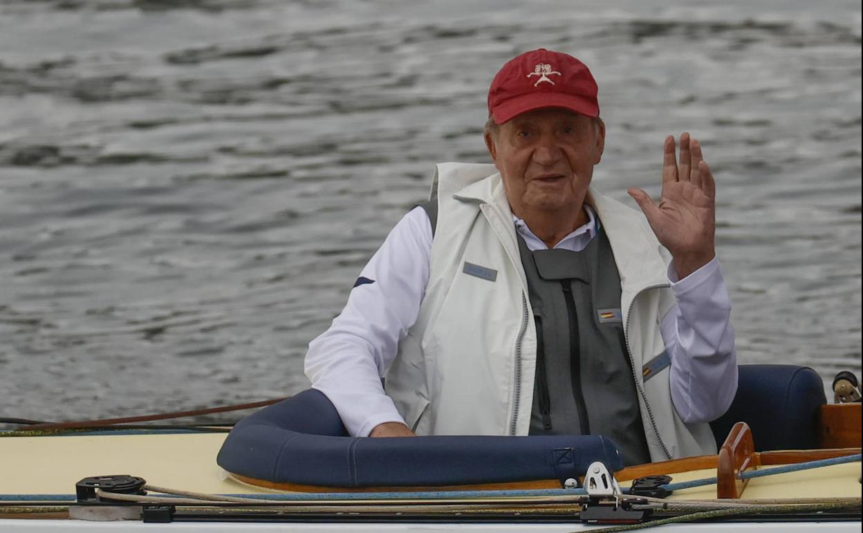 El rey emérito, en una regata en Sanxenxo, durante la visita que hizo a tierras gallegas a finales de mayo pasado desde su exilio en Abu Dhabi.