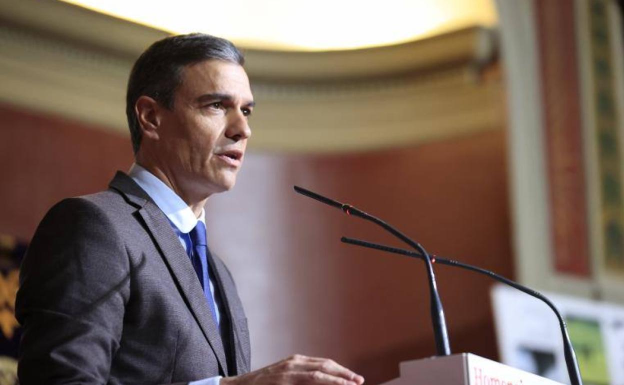 El presidente del Gobierno, Pedro Sánchez, este lunes en el homenaje a Almudena Grandes en Madrid.