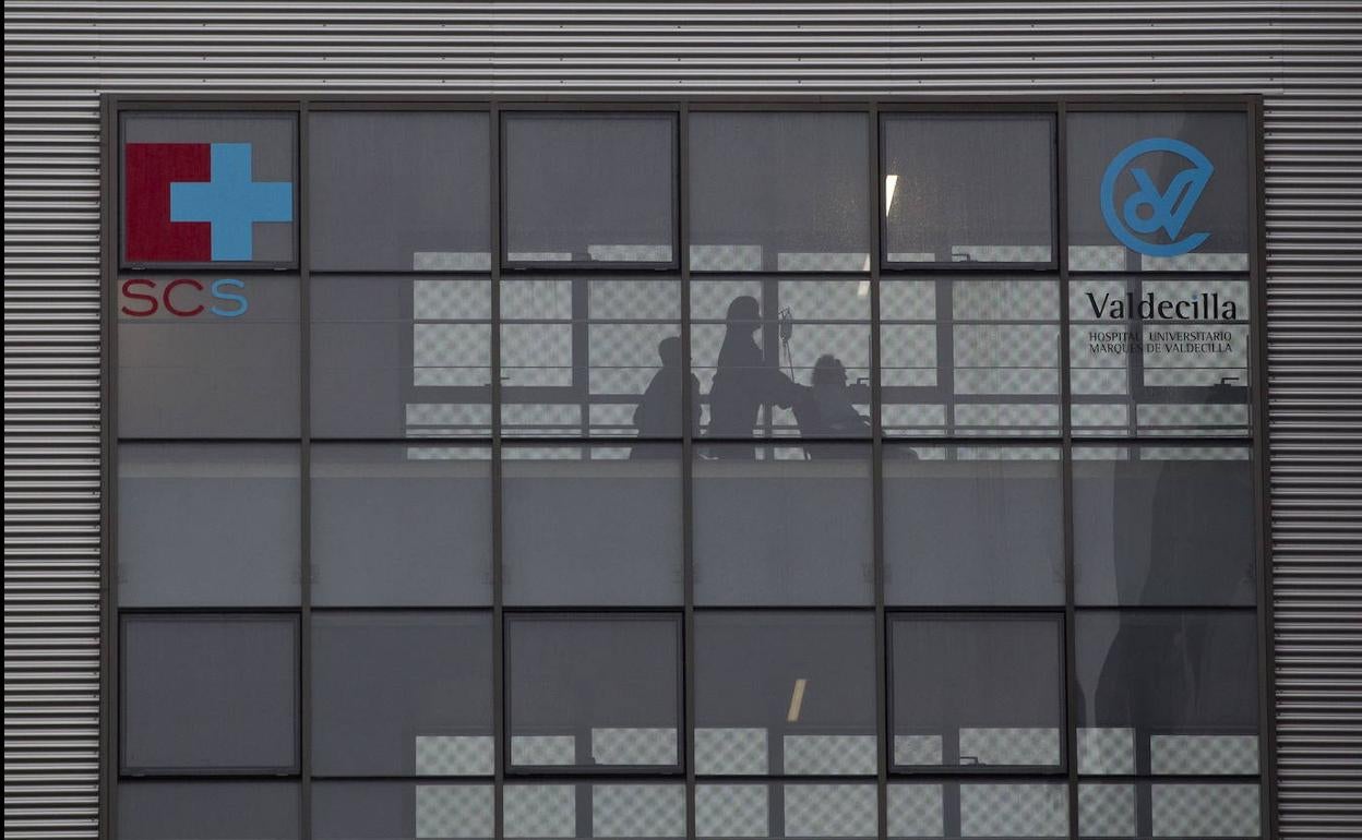 Hospital de Valdecilla, en Santander, donde está ingresado el agente. 