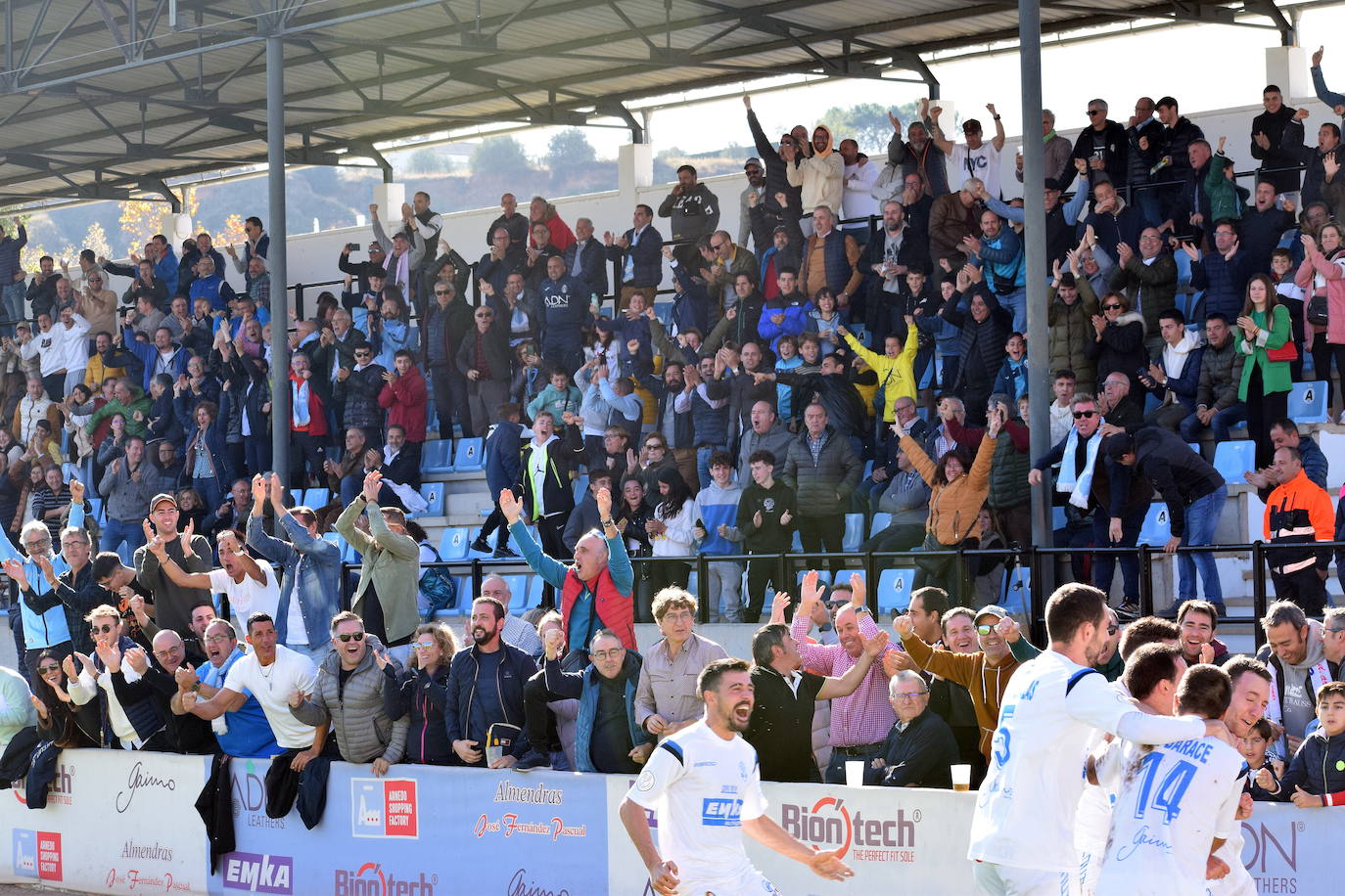 Celebración del triunfo ante el Atlético Baleares. 