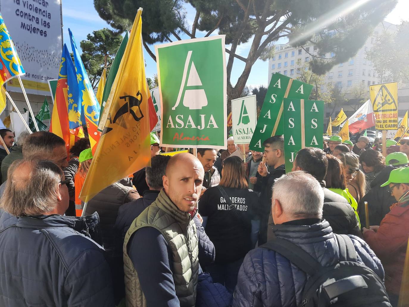 Representantes riojanos, com Pérez Hoces a la cabeza, durante la manifestación de este martes en Madrid. 