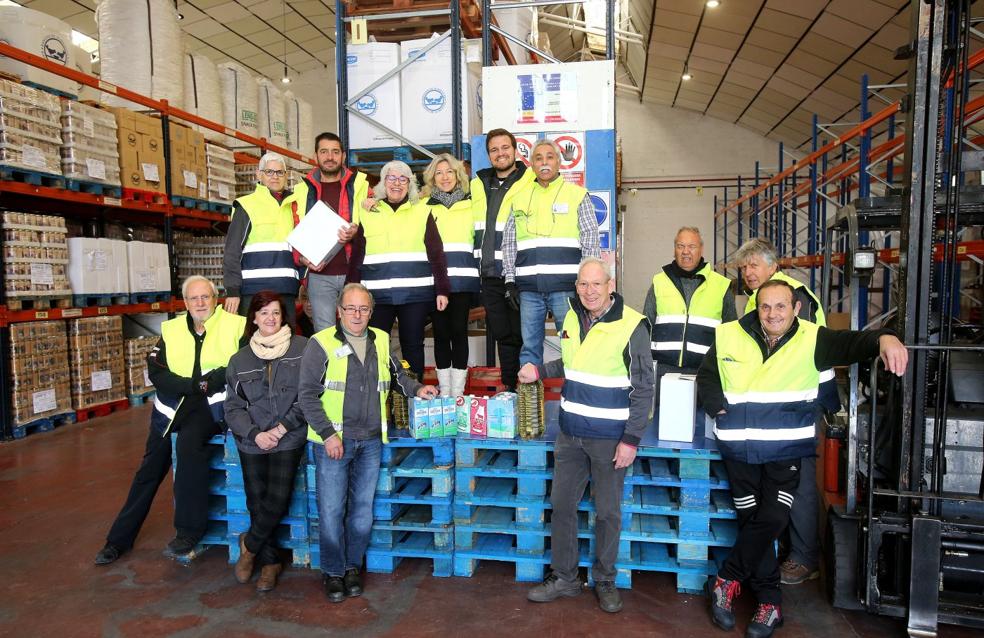 Voluntarios del Banco de Alimentos de La Rioja posan en los almacenes con las donaciones que clasifican estos días. 