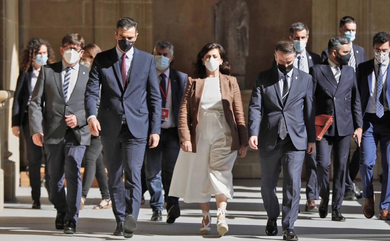 Pedro Sánchez, junto a Concha Andreu, durante la conferencia de presidentes celebrada en San Millán en julio de 2020. 