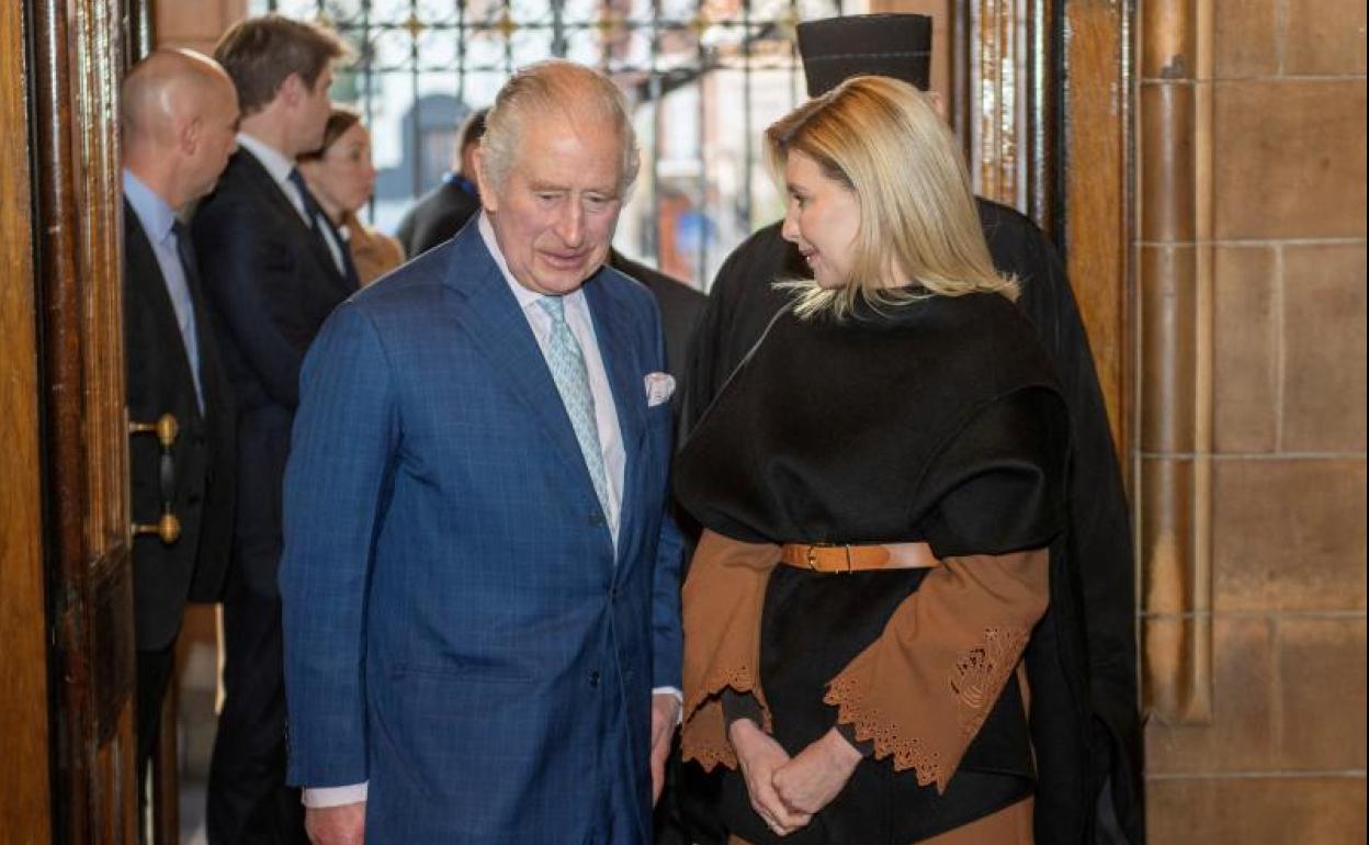 Carlos III y Olena Zelenska visitan el Centro de Bienvenida de Ucrania con sede en Londres. 