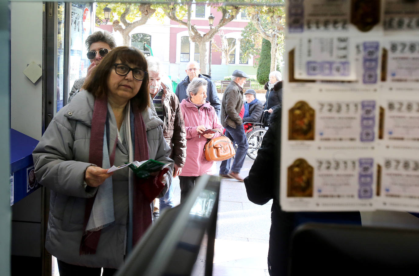 Fotos: Reaparecen las filas para probar suerte en Navidad