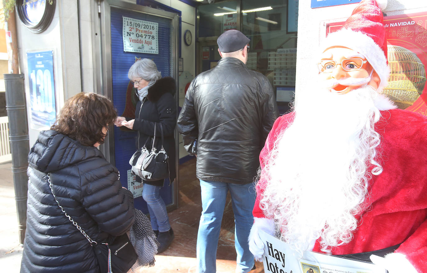 Fotos: Reaparecen las filas para probar suerte en Navidad