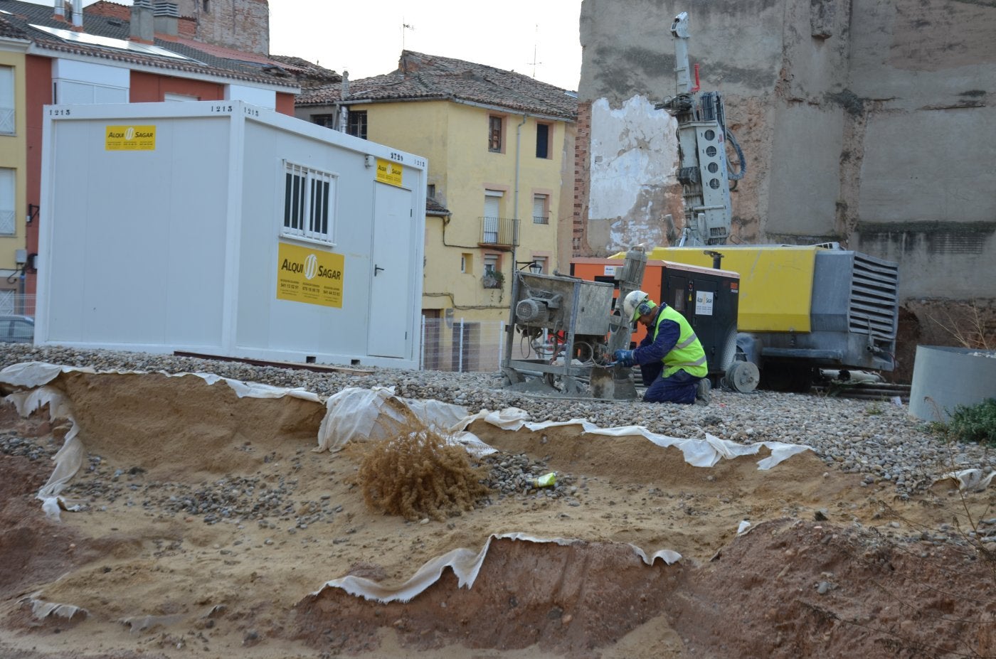 Uno de los operarios de la empresa adjudicataria de las obras, trabajando esta semana en el yacimiento. 