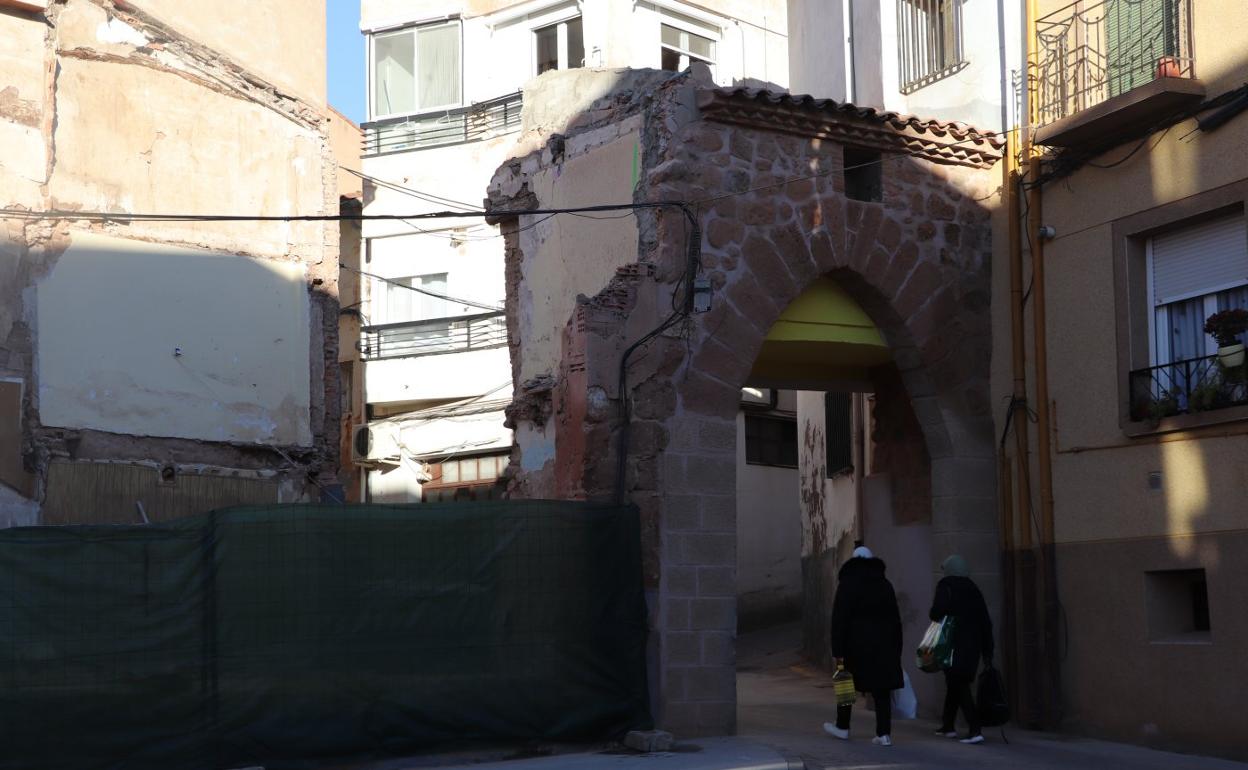 El derribo de la casa ha preservado el Arco de las Nieves. 