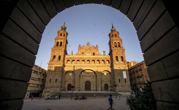 La colegiata de San Miguel, en Alfaro, plagada de cigüeñas 