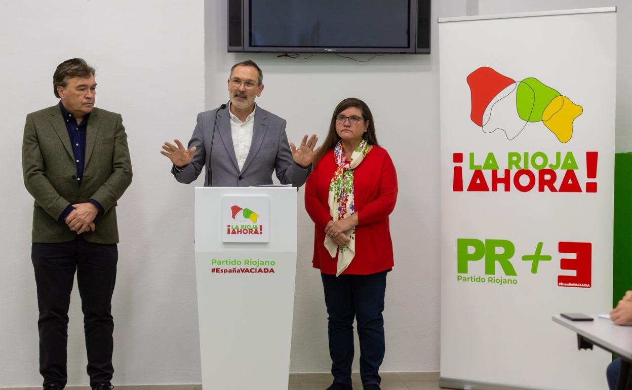 Tomás Guitarte, Rubén Antoñanzas e Inmaculada Sáenz en la nueva sede electoral en Logroño de PR+ y España Vaciada. 