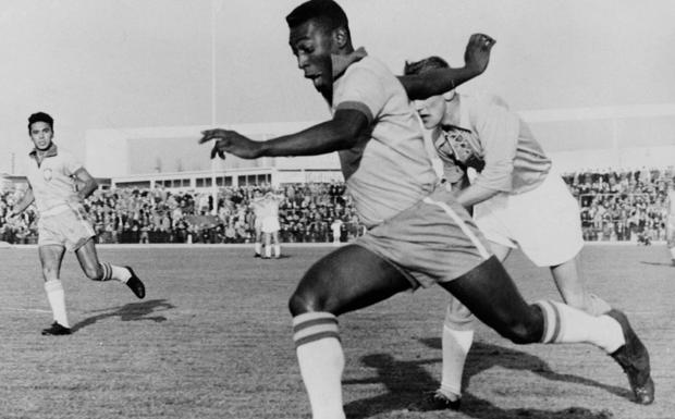 Imagen principal - Muere a los 82 años Pelé, el futbolista perfecto