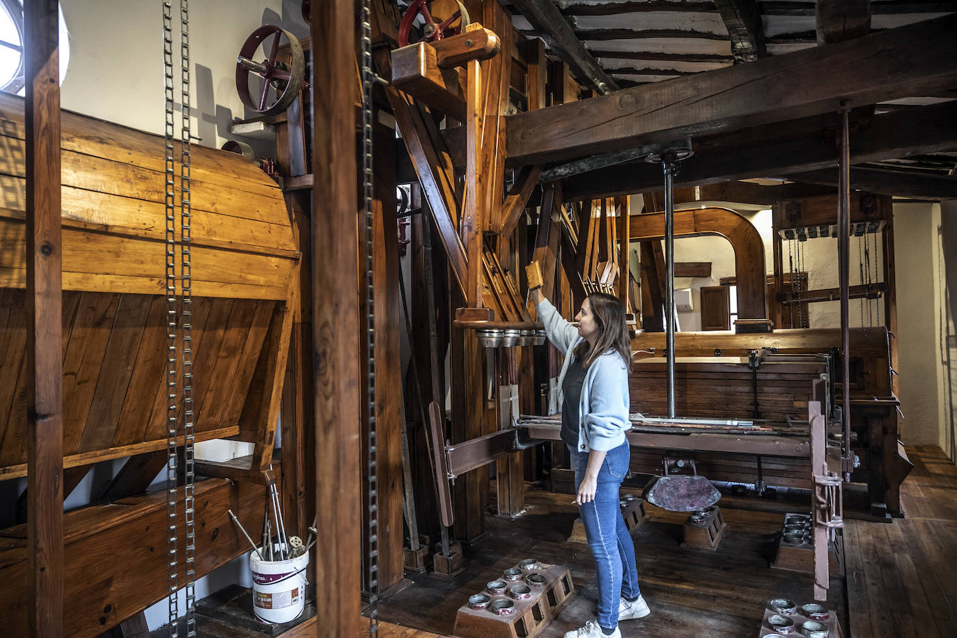 Imagen secundaria 1 - Arriba, Juan Antonio Lerena, en su tienda junto a Paquita Camprovín. Abajao, Sara Savatier en el museo de la fábrica de harinas 'La Gloria' y la alcaldesa desde 2015, Raquel Fernández