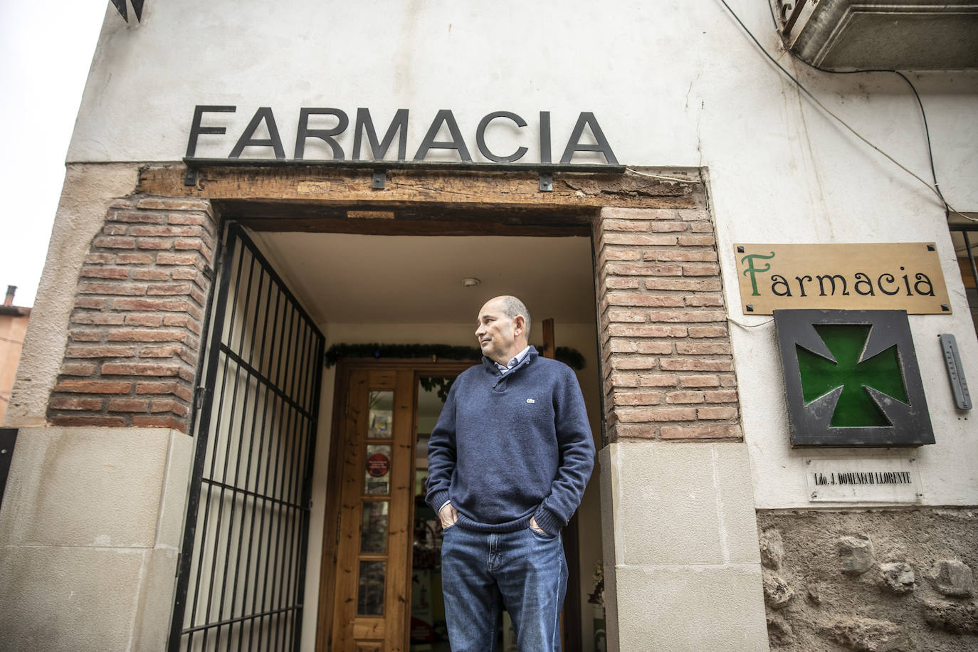 Javier Doménech a las puertas de su farmacia