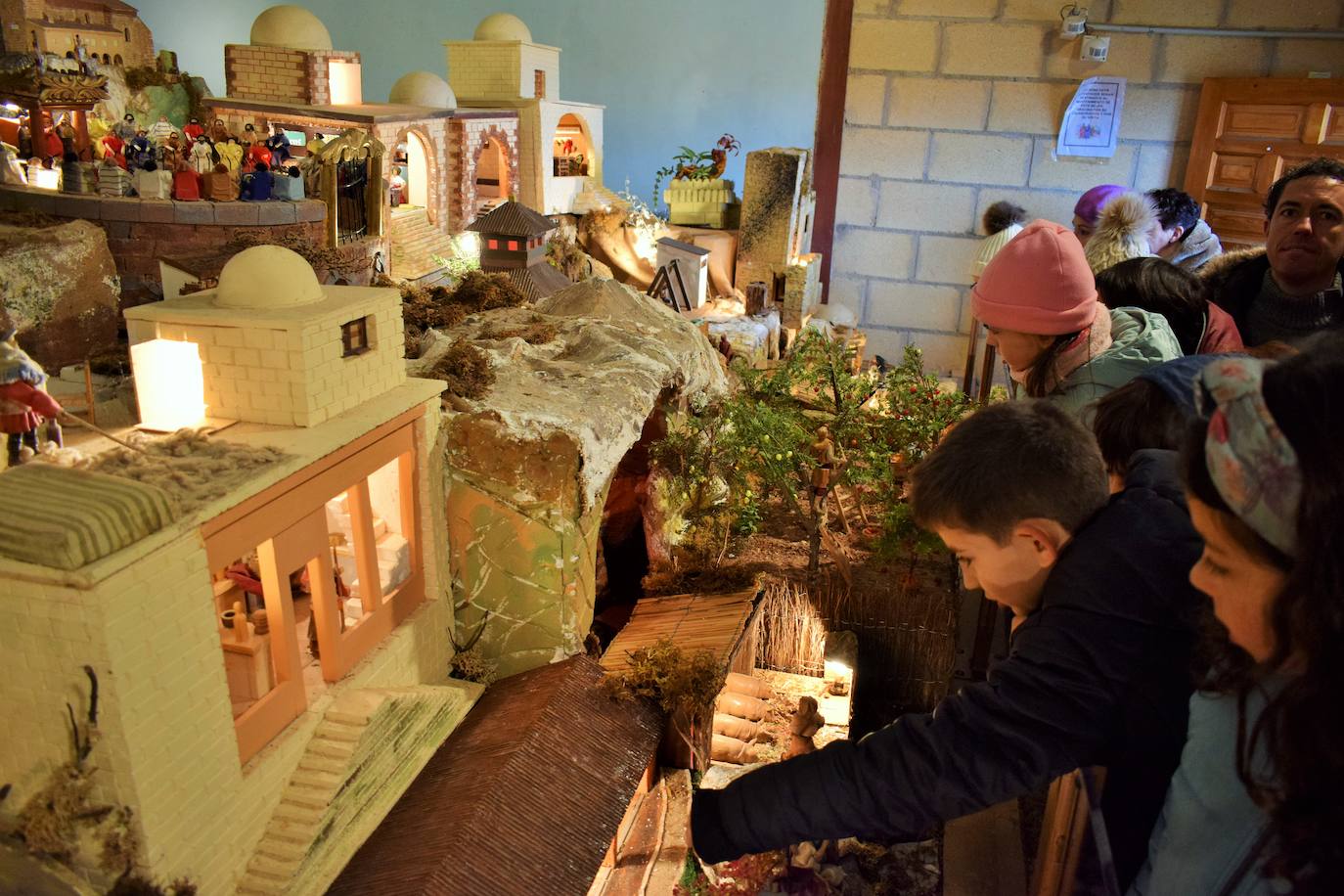 Fotos: Jornada de mercado y visitas al belén, en Sorzano