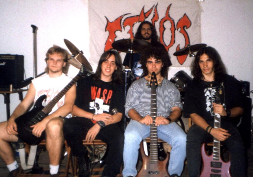 Formación de la primera época del grupo logroñés Ethos y portadas de los tres trabajos discográficos que publicó la banda.