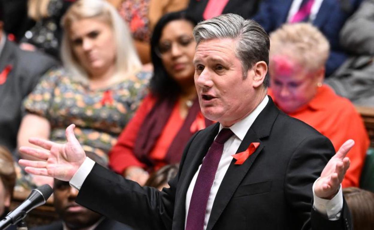 Keir Starmer se dirige a los diputados durante una sesión en el Parlamento. 