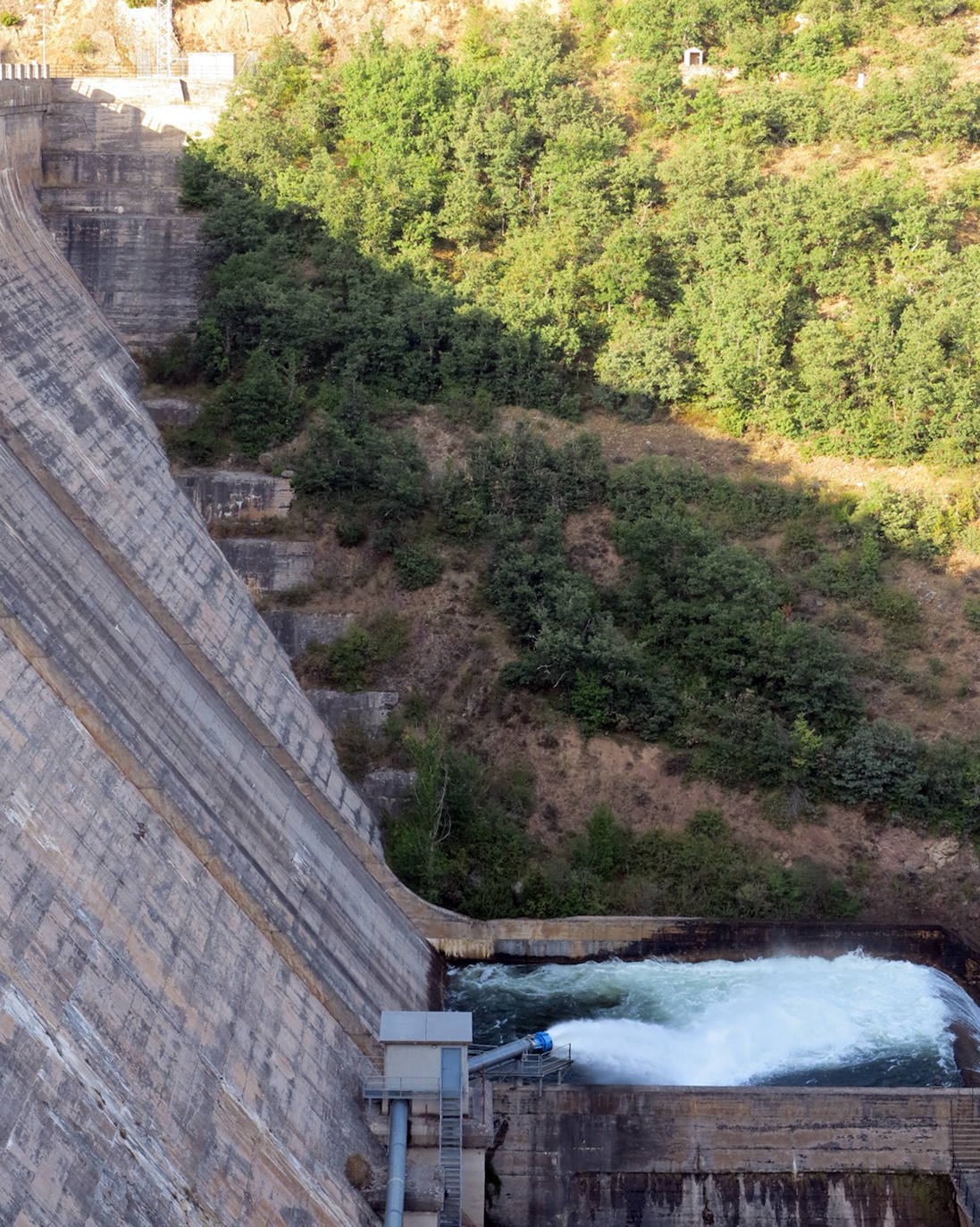 Imagen de desembalse de agua en el González Lacasa. 