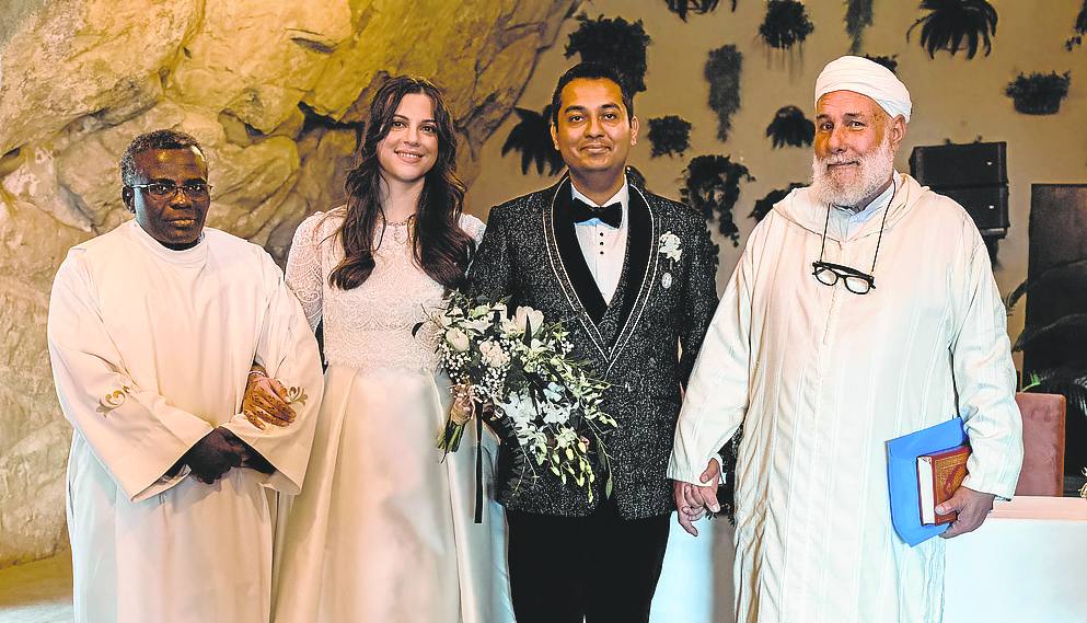 Daniela y Jaffer, con el sacerdote y el imán, en la ceremonia celebrada en Eguren. 