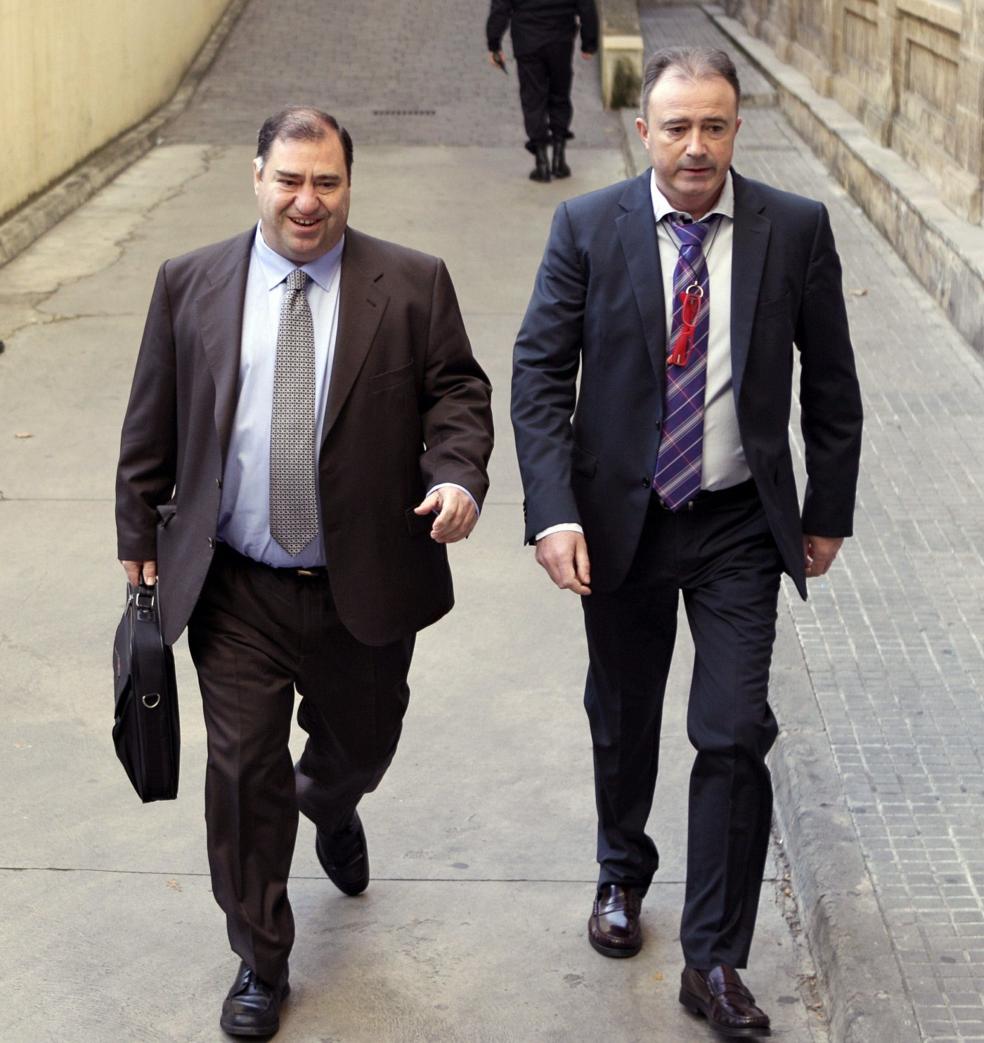 Los fiscales anticorrupción Juan Carrau (i) y Miguel Ángel Subirán (d), en una imagen de 2012, llegan a los juzgados de Mallorca en donde el juez del caso Palma Arena tomó declaración a Iñaki Urdangarín. 