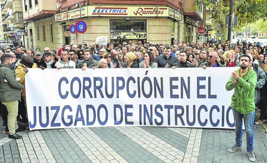 Imagen de archivo de la concentración convocada en 2017 contra la instrucción del caso Cursach, a las puertas de los juzgados. 