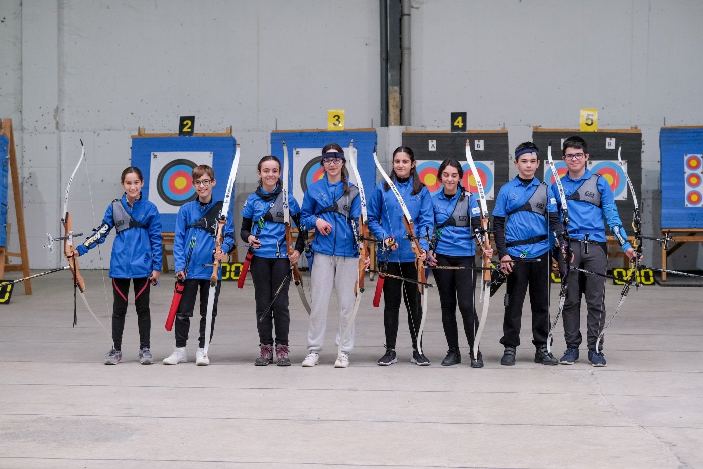 Algunos de los participantes en la jornada inaugural de la competición de tiro con arco. 