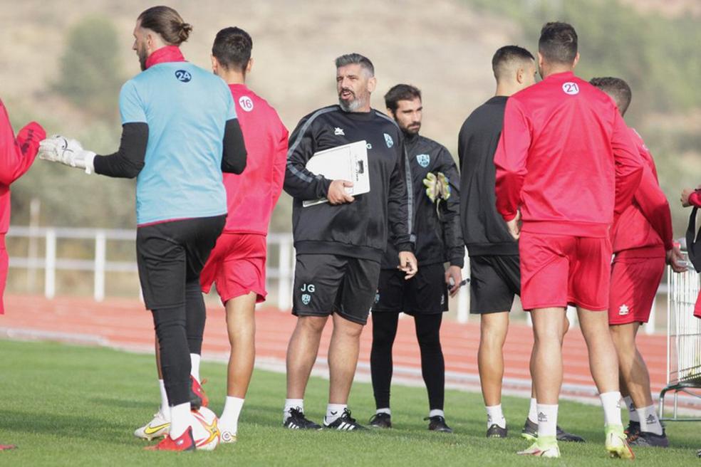 Juan García conversa con sus jugadores en un entrenamiento. 