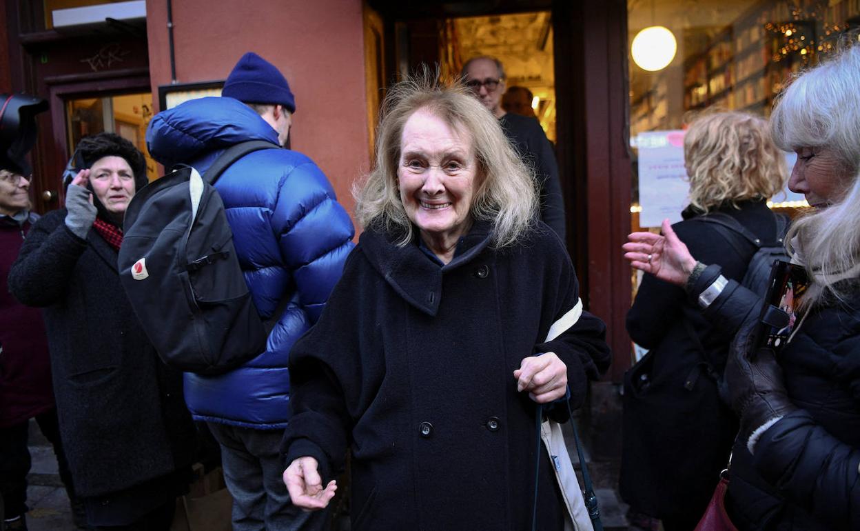 Annie Ernaux, Premio Nobel de Literatura, a la salida de una librería de Estocolmo tras firmar alguna de sus obras. 