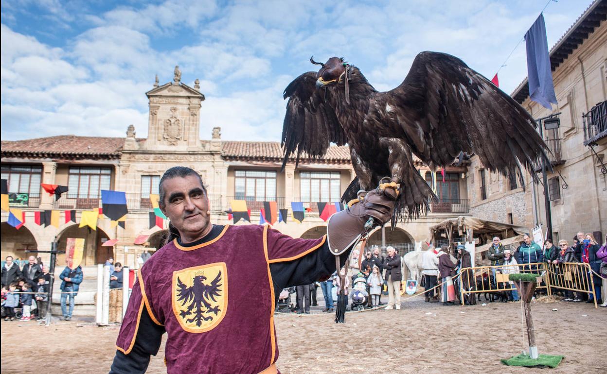 El cetrero, durante la exhibición en la plaza de España. 