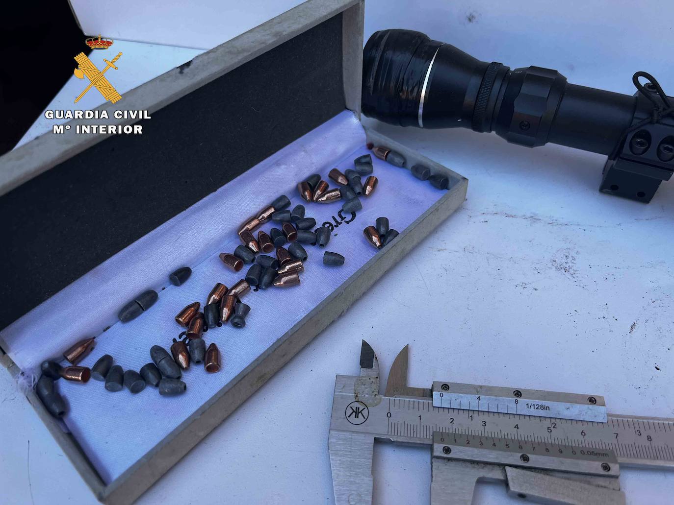 Fotos: Detenido un francotirador que disparaba desde su casa a viviendas y centros escolares de Villamediana