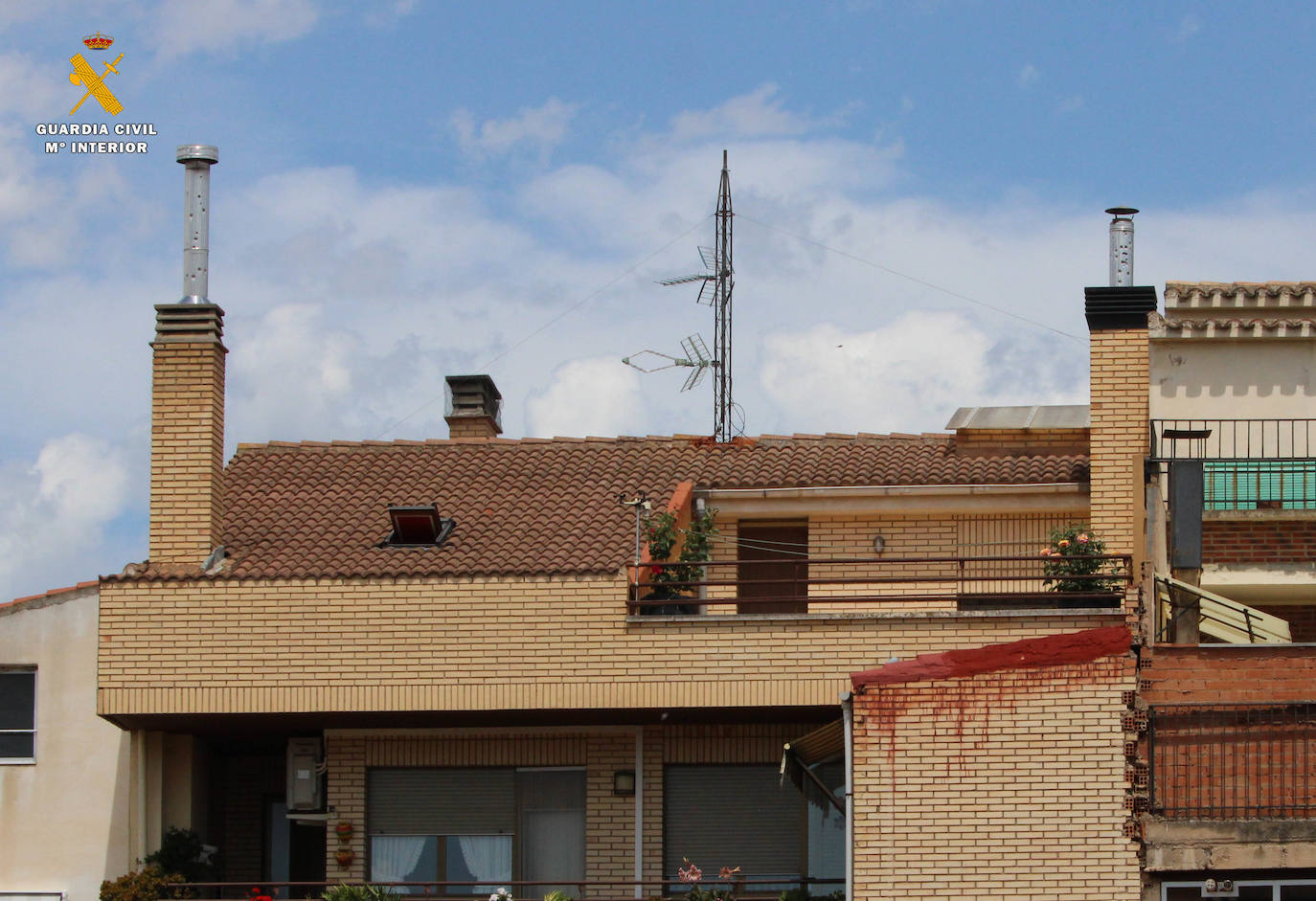 Fotos: Detenido un francotirador que disparaba desde su casa a viviendas y centros escolares de Villamediana