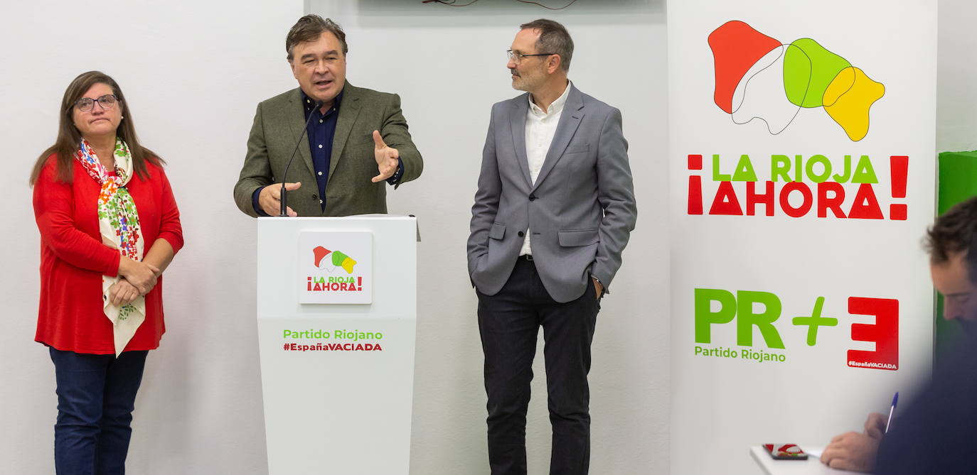 Inmaculada Sáenz (españa Vaciada) y Rubén Antoñanzas (PR+) flanquean al diputado de Teruel Existe, Tomás Guitarte. 