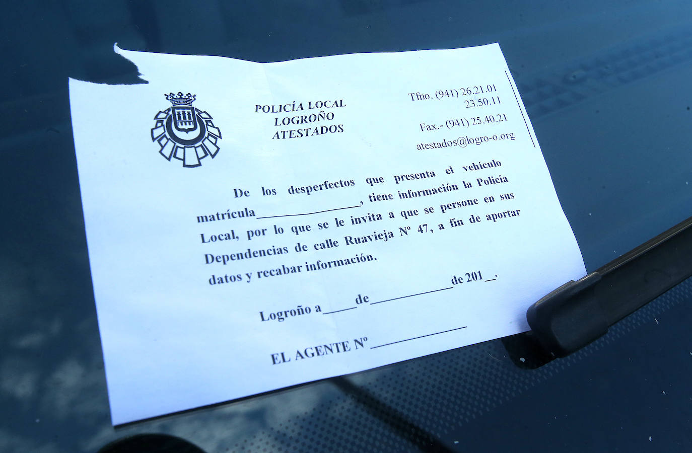 Imagen secundaria 1 - Fotos de los coches afectados y de la nota de la Policía Local. 