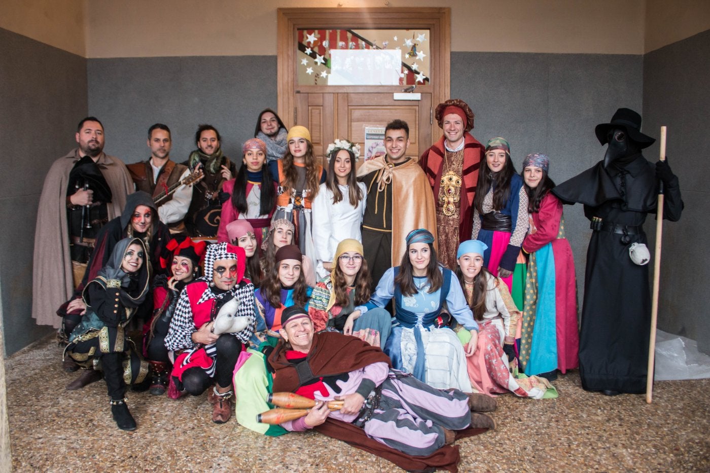 Participantes en la boda medieval, que tuvo que suspenderse por la mañana debido a la lluvia. 