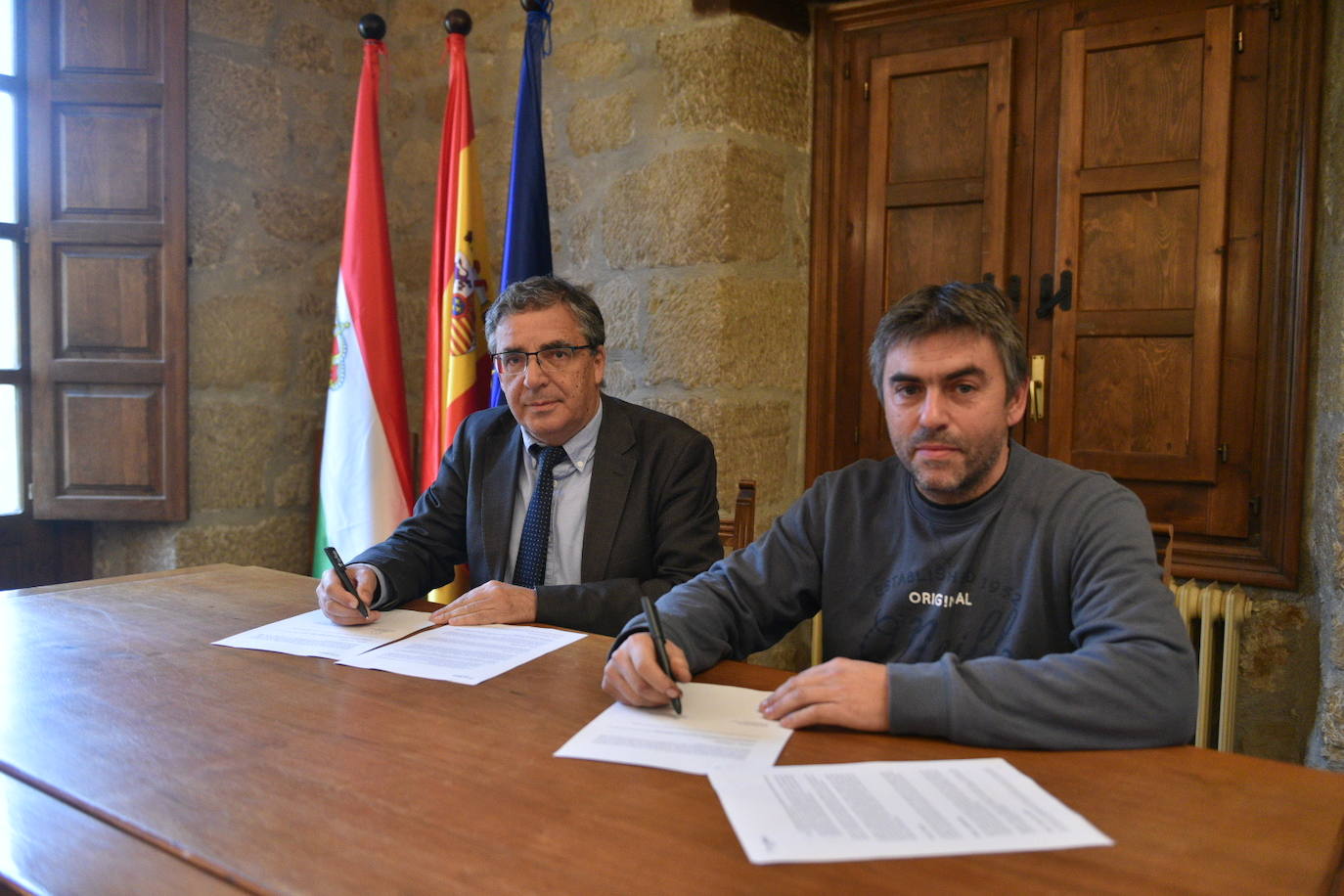 Pablo Rubio firma con el alcalde de Ollauri, Miguel Martínez Orbañanos, el acuerdo para renovar el consistorio de la localidad. 