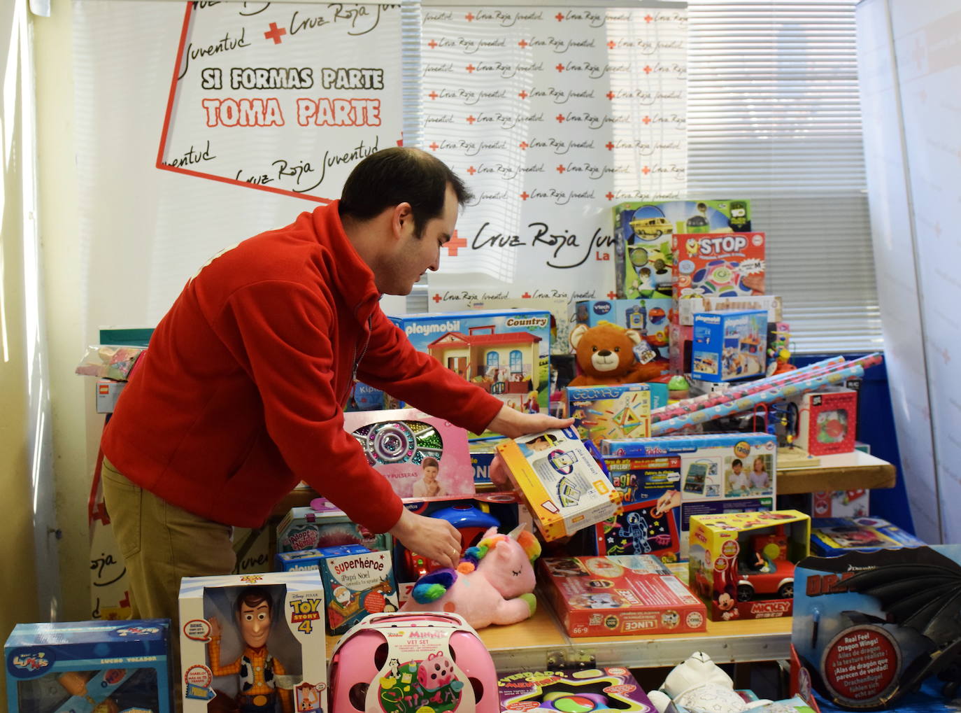 Recogida de juguetes en una campaña anterior de Cruz Roja. 