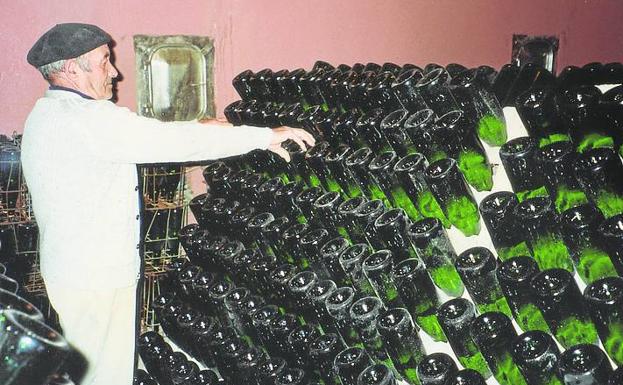 Benito Escudero girando las botellas. 